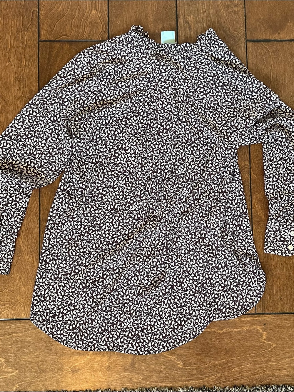 LOFT Men’s Black & White Leaf-Print Button-Down Shirt - Picture 4 of 4